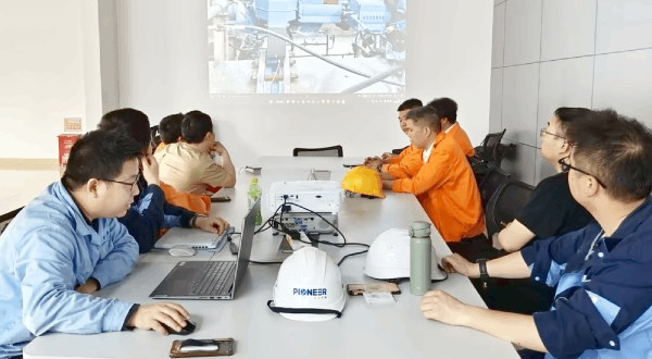 PKU Pioneer Facilitates Steel Mill's Energy Efficiency Upgrade: 30,000Nm<sup>3</sup>/h PSA Oxygen Project Successfully Completed 1 PKU Pioneer's technical team conducting on-site training and guidance